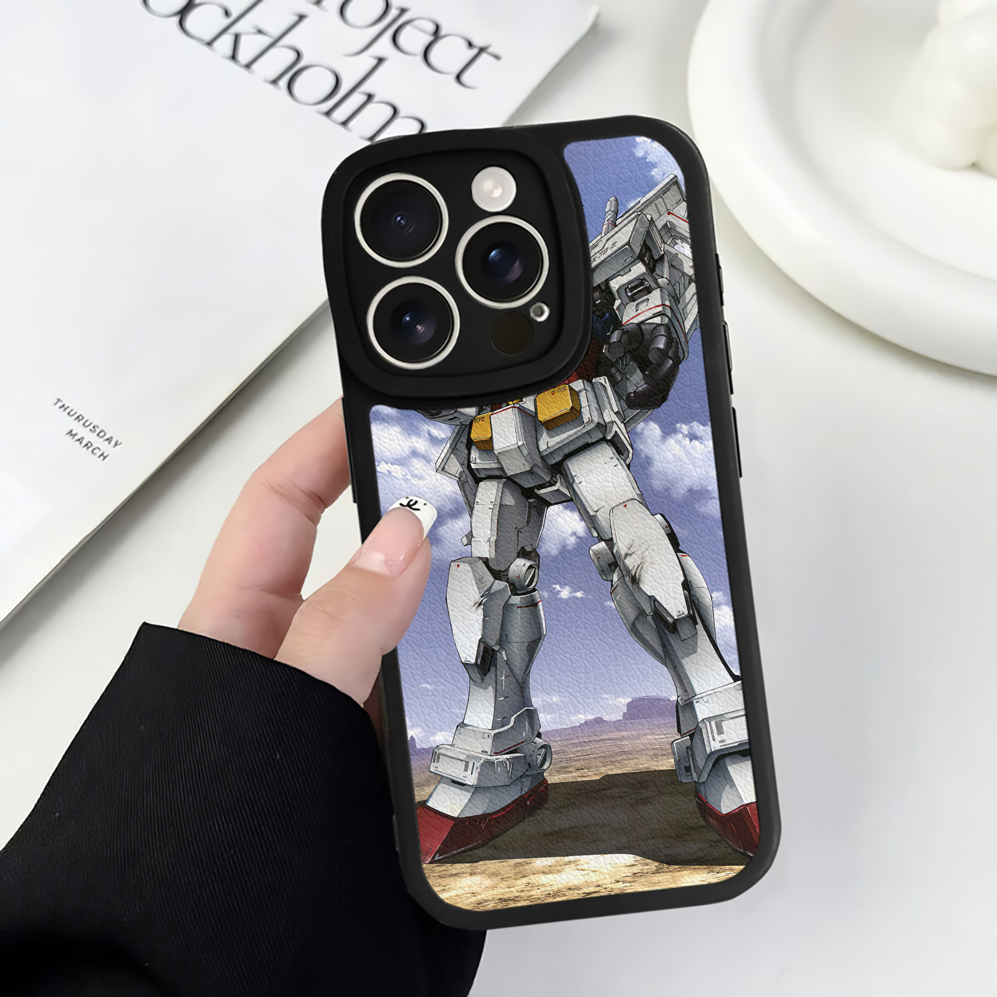 （画像用） 機動戦士ガンダム Mobile Suit Gundam 【iPhone 16シリーズ対応】シリコンスマホケース（レザー調） 材質：シリコン